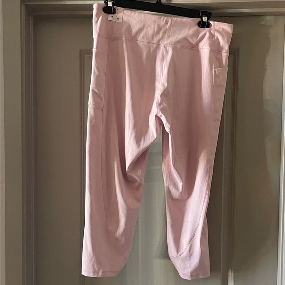 NWT Victoria's Secret Light Pink Capri Leggings - Women's - Picture 3 of 5